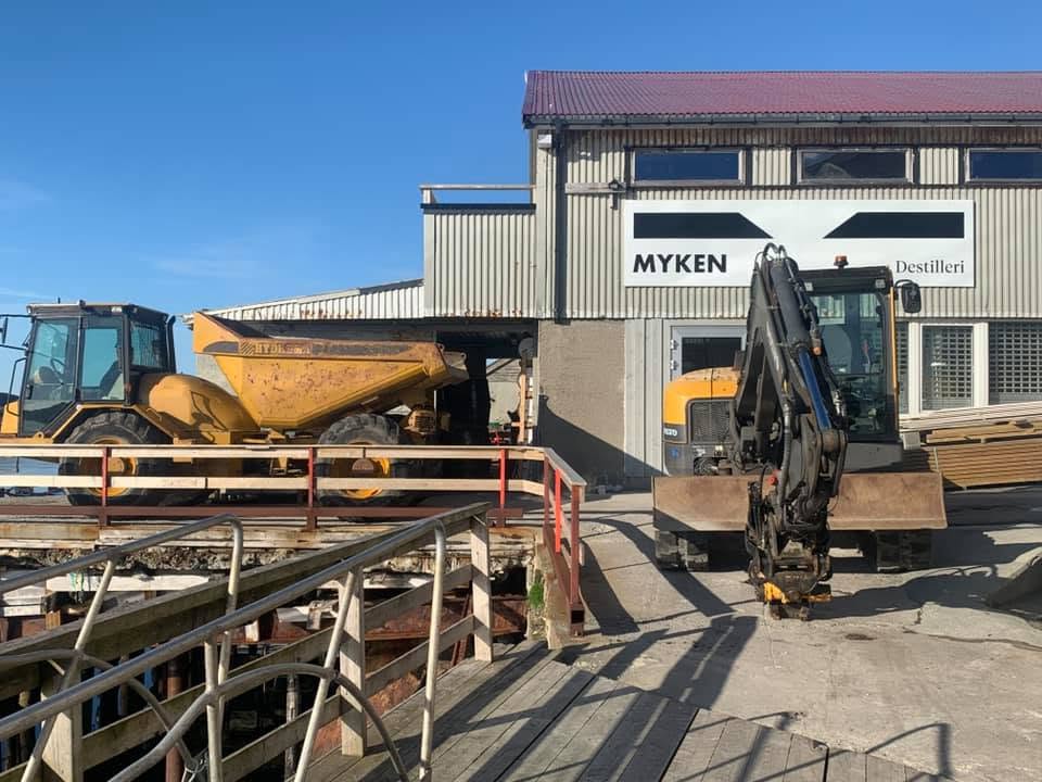 Grunnarbeid og oppbygging av tomt på Myken